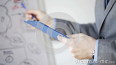 Sluit omhoog van de mens met bedrijfsregeling en klembord stock videobeelden Sluit omhoog van de mens met bedrijfsregeling en klembord stock videobeelden