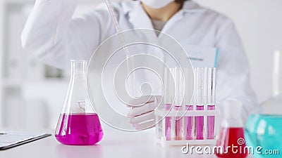 Sluit omhoog van wetenschapper die onderzoek naar laboratorium maken stock videobeelden Sluit omhoog van wetenschapper die onderzoek naar laboratorium maken stock videobeelden