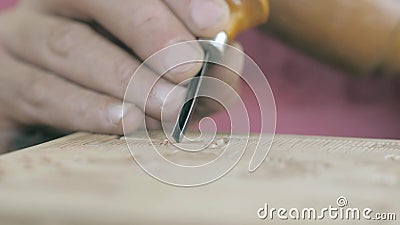 Sluiting. timmerwerk maakt houtcarbide met een chisel en een mallet. ontwerp van carpentry stock video Sluiting. timmerwerk maakt houtcarbide met een chisel en een mallet. ontwerp van carpentry stock video