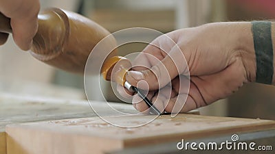 Sluiting. timmerwerk maakt houtcarbide met een chisel en een mallet. ontwerp van carpentry stock footage Sluiting. timmerwerk maakt houtcarbide met een chisel en een mallet. ontwerp van carpentry stock footage
