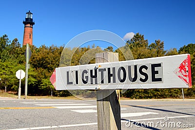 A small sign directs visitors to the lighthouse Stock Photo