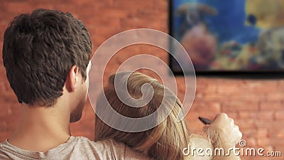 Smart-Fernsehen und Paare, die Fernbedienung drücken Smart-Fernsehen und Paare, die Fernbedienung drücken