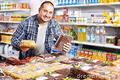 Male purchaser buying kidney beans Stock Photo