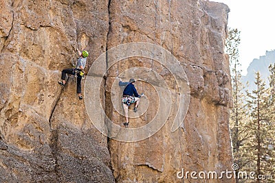 Smith Rock, Oregon, USA - October 22, 2018: Dos jovenes escalan una de las paredes de Smith Rock Editorial Stock Photo