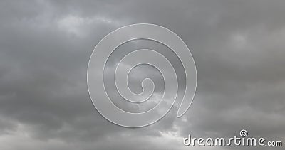 Snel bewegende van de de dagberg van onweers cinematic donkerblauwe grijze wolken regenachtige van de zonstralen het slechte weer stock video Snel bewegende van de de dagberg van onweers cinematic donkerblauwe grijze wolken regenachtige van de zonstralen het slechte weer stock video