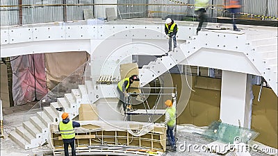 Soffitto del centro commerciale e corrimani di montaggio di vetro delle scale Soffitto del centro commerciale e corrimani di montaggio di vetro delle scale