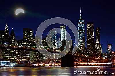 Solar eclipse, New York NY august 21 2017 New York City& x27;s Brooklyn Bridge and Manhattan skyline illuminated Stock Photo