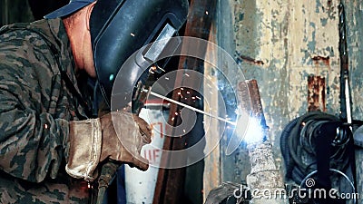 Masaje Profecía Arcaico Soldador En Metal De Soldadura De La Fábrica En Taller Común Moderno Metrajes - Vídeo de empleado, planta: 78560344 Masaje Profecía Arcaico Soldador En Metal De Soldadura De La Fábrica En Taller Común Moderno Metrajes - Vídeo de empleado, planta: 78560344