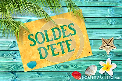 Soldes d`ete meaning summer sale in French written on yellow sign, blue wood planks, seashells, beach and palm tree backgroun Stock Photo