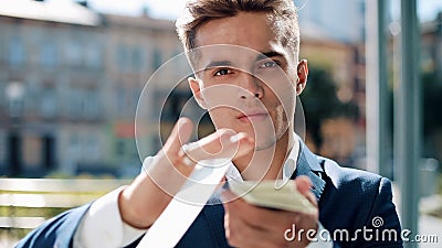 Soldi di lancio dell'uomo d'affari felice e riuscito alla macchina fotografica Pioggia dei soldi, dollari di caduta Movimento len stock footage Soldi di lancio dell'uomo d'affari felice e riuscito alla macchina fotografica Pioggia dei soldi, dollari di caduta Movimento len stock footage