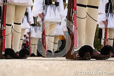 Soldiers of the presidential guard evzones - tsoliades stand i Stock Photo