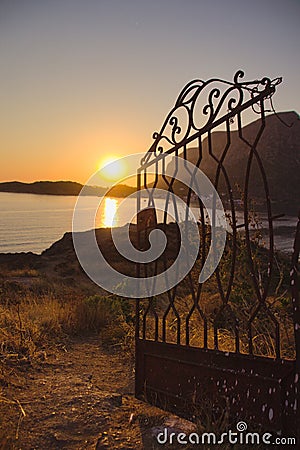 Sonnenuntergang hinter einer Berg und Silhouette Stock Photo