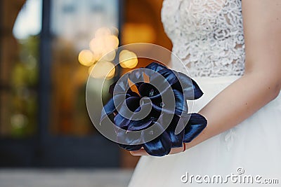 Sophisticated dark plum calla lilies bridal bouquet, the perfect accessory for a regal and mysterious effect Stock Photo