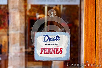 Sorry, we're closed sign in French in a store window Stock Photo