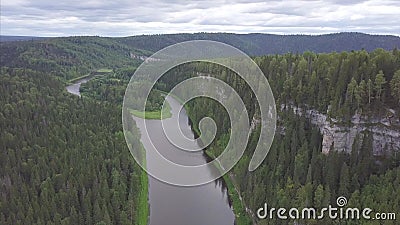 Sorvolare il bello fiume della montagna e la bella clip della foresta Vista aerea del fiume mistico ad alba con nebbia stock footage Sorvolare il bello fiume della montagna e la bella clip della foresta Vista aerea del fiume mistico ad alba con nebbia stock footage