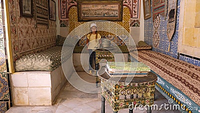 Sousse, Tunesien - 15. Juni 2018: Mädchenbesucher in Art Museum, gelegen im Palast in Medina Sussa Mosaiken in historischem stock video footage Sousse, Tunesien - 15. Juni 2018: Mädchenbesucher in Art Museum, gelegen im Palast in Medina Sussa Mosaiken in historischem stock video footage