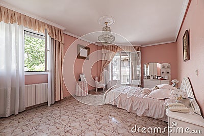 A spacious bedroom with a garish pink Stock Photo