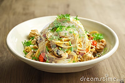 Spagetti one pot pasta with chicken, mushrooms and shallots in a creamy sauce. Stock Photo