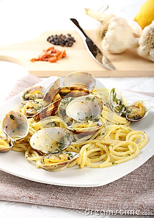 Spaghetti with fresh clams, garlic and parsley Stock Photo