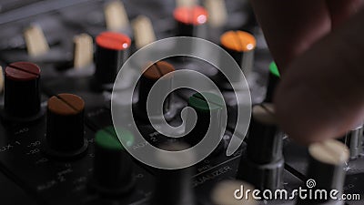 Spannvorrichtungen für den Bediener, die den Klang auf dem Audio-Mixer einstellen stock footage Spannvorrichtungen für den Bediener, die den Klang auf dem Audio-Mixer einstellen stock footage