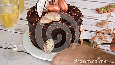 Spatule D Argent Coupant Une Tranche De Gateau Au Chocolat De Paques Avec Glacage Et Garniture De Ganache Foncee Zoom Avant Clips Videos Video Du Celebration Coupure Spatule D Argent Coupant Une Tranche De Gateau Au Chocolat De Paques Avec Glacage Et Garniture De Ganache Foncee Zoom Avant Clips Videos Video Du Celebration Coupure
