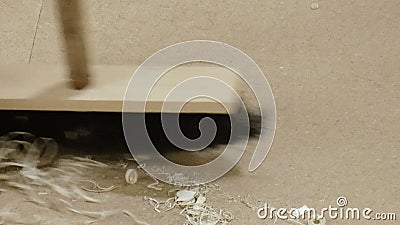 Donna Che Scopa Il Pavimento Immagine Stock - Immagine Di Sorridere