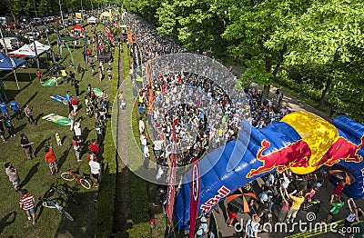 Spectator vs crowded athletes ready to start in a mountainbike contest Editorial Stock Photo