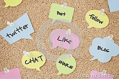 Speech bubbles with social media concepts on pinboard Stock Photo