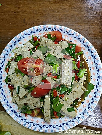 Spicy Boiled Pork Sausage Salad - Yam Mu Yor is thai spicy salad along with fresh herbs, vegetables, and a spicy and tangy Stock Photo