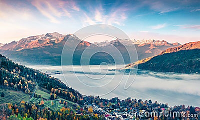 Splendid view of Zell lake in the morning mist. Foggy autumn sunrise of Austrian town - Zell am See, south of the city of Salzburg Stock Photo