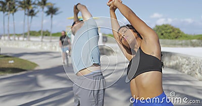 Sportive Paare, die im Sonnenlicht ausdehnen Sportive Paare, die im Sonnenlicht ausdehnen