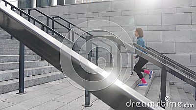 Sportowy sprawności fizycznej kobiety bieg w miastowym mieście słucha muzyka z słuchawkami zdjęcie wideo Sportowy sprawności fizycznej kobiety bieg w miastowym mieście słucha muzyka z słuchawkami zdjęcie wideo