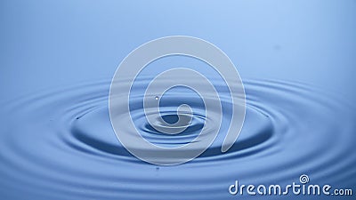 Spruzzata della goccia di acqua del movimento lento nel colpo acqua calmo con la macchina fotografica ultra ad alta velocit? stock footage Spruzzata della goccia di acqua del movimento lento nel colpo acqua calmo con la macchina fotografica ultra ad alta velocit? stock footage