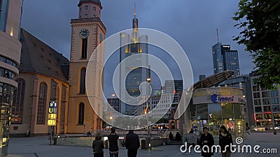St Catherine kościół, metra wejście i drapacze chmur w nocy Frankfurt, zbiory St Catherine kościół, metra wejście i drapacze chmur w nocy Frankfurt, zbiory