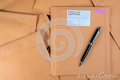 Stack of bubble wrap padded mailing envelopes and pen on white b Stock Photo