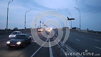 Start des Flugzeuges über Landstraßenstadtstraße an der Dämmerung, Lichter stock footage Start des Flugzeuges über Landstraßenstadtstraße an der Dämmerung, Lichter stock footage