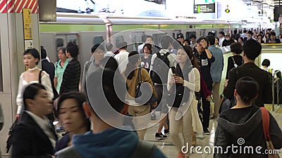 station för gångtunnel för rusningstid 4K underjordisk Upptaget asiatiskt drev Tokyo Tunnelbana Asien lager videofilmer station för gångtunnel för rusningstid 4K underjordisk Upptaget asiatiskt drev Tokyo Tunnelbana Asien lager videofilmer