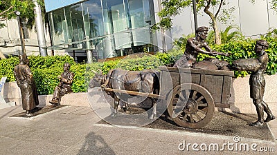 Statue of ancient singapore culture using bullock cart and people discussing on road Editorial Stock Photo