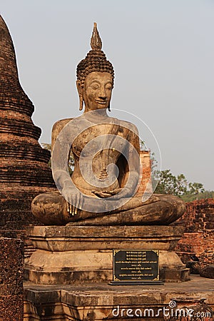 statue of buddha in a ruined buddhist temple (wat mahathat) in sukhothai (thailand) Stock Photo