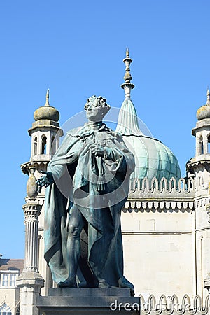 Statue of George IV in front of Brighton Pavilion Stock Photo