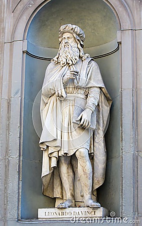 Statue of Leonardo da Vinci in Uffizi Colonnade, Florence Editorial Stock Photo