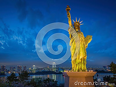 Statue of Liberty and Rainbow bridge, located at Odaiba Tokyo, w Stock Photo