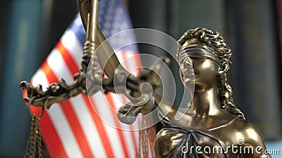 Statue von Dame Justice mit B?chern und USA-Flagge Statue von Dame Justice mit B?chern und USA-Flagge