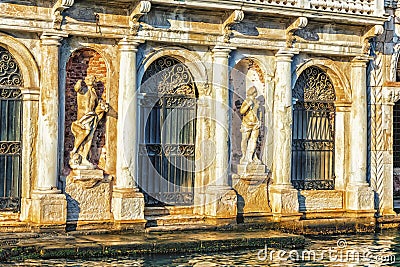 Statues on the facade of Giusti Palace on the Grand Canal of Venice, Italy Stock Photo