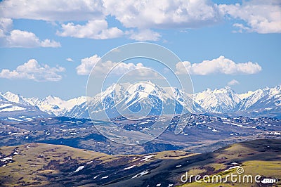 Steppe road goes to the mountains with snowy peaks. Altai, the Kuray valley Stock Photo