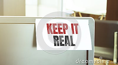 Sticky note on the computer. Text KEEP IT REAL Stock Photo