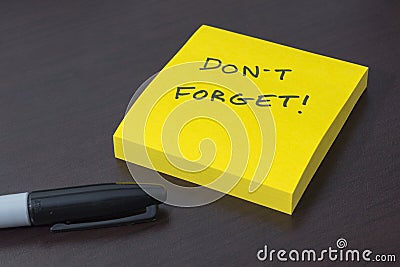 Sticky note pad with the reminder don`t forget Stock Photo