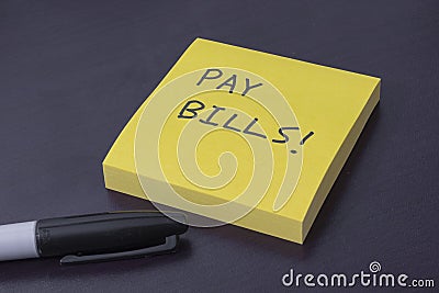 Sticky note pad with the reminder to pay bills Stock Photo