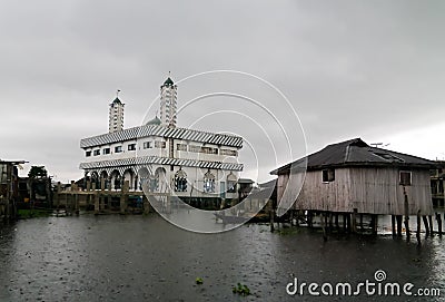 Stilt houses and mosque in the village of Ganvie on the Nokoue lake, Benin Stock Photo