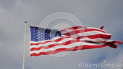 Stor USA-flagga på en bakgrund av grå himmel, beautifully som är upplyst vid solen stock video Stor USA-flagga på en bakgrund av grå himmel, beautifully som är upplyst vid solen stock video